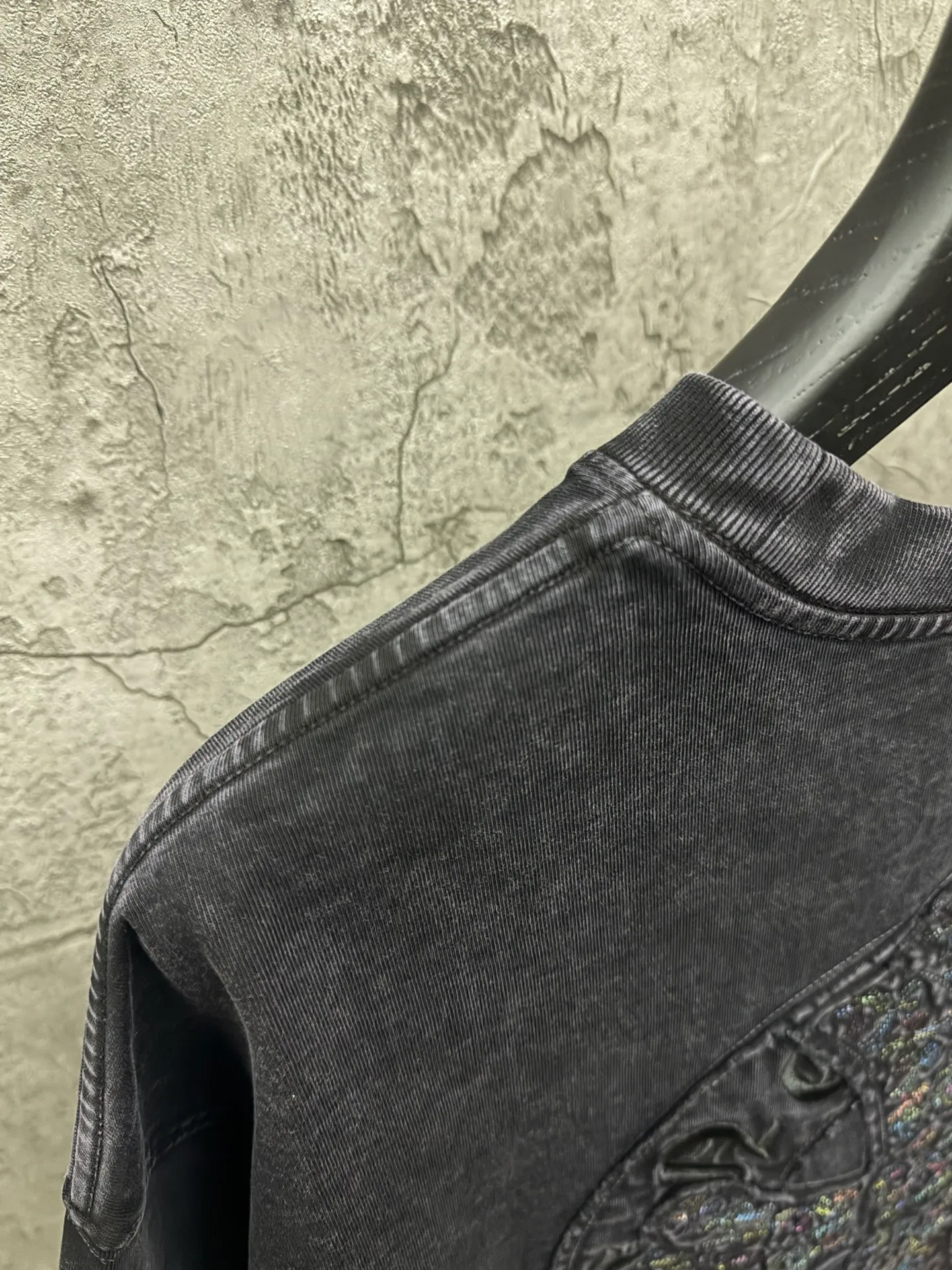 P230 top version, real shot without P, ​​different from market currency) 𝗖𝗵𝗿𝗼𝗺𝗲 𝗛𝗲𝗮𝗿𝘁𝘀/Croxin 2026 spring new original single counter American washed patch embroidered couple short sleeves 👑The highest version! Customized fabric 320 grams, washed and fried. Best-selling model at the counter. Very comfortable to wear. Accessories: Original molded and authenticated collar label➕100% silk wash label. Genuine purchase-grade original hangtag➕matching hanging rope➕3D hanging beads➕original packaging bag. Craftsmanship: The original version has consistent wiring! The highest version of the armhole matching technique! Color: Gray Black Size: S M L XL Style No.: 6619